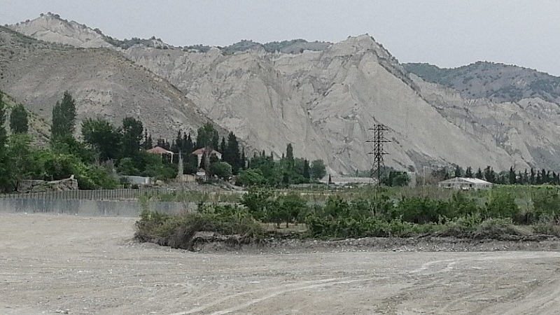 Deputatın iqamətgahı, icra başçının vədləri, vətəndaşların problemləri... REPORTAJ