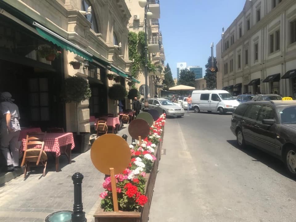 Bakıda yolun hərəkət hissəsinə qoyulmuş masa götürülüb