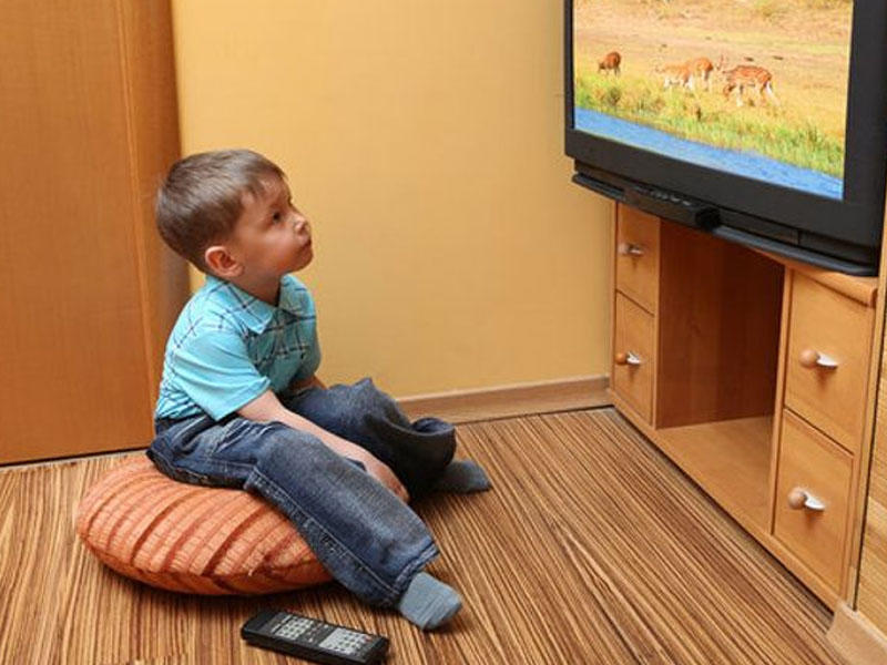 Televizora yaxından baxmaq kor etmir — Səhv bildiyimiz 5 məlumat