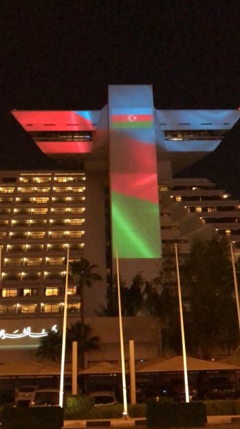 Qətərin məşhur və unikal tikilisi Azərbaycan bayrağının rəngləri ilə işıqlandırılıb