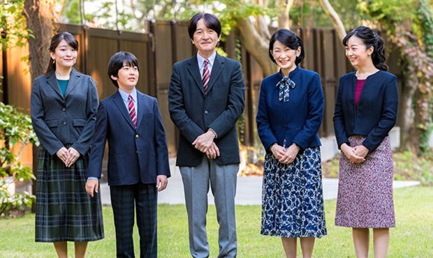 Şahzadə və ailəsi tibb işçiləri üçün öz əlləri ilə müdafiə xalatı tikdilər - FOTO