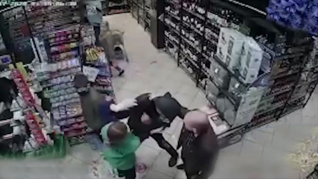 Mağazadan oğurluq etmək istəyən gənc müştərilər tərəfindən tutuldu - VİDEO