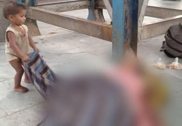 Pandemiya ilə bağlı ən faciəvi görüntü: Uşaq ölən anasını oyatmağa çalışır - VİDEO