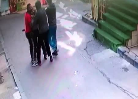 3 gənc küçədə yaşlı adamı döyüb, 1250 manat fitrə pulunu əlindən BELƏ ALDILAR - VİDEO