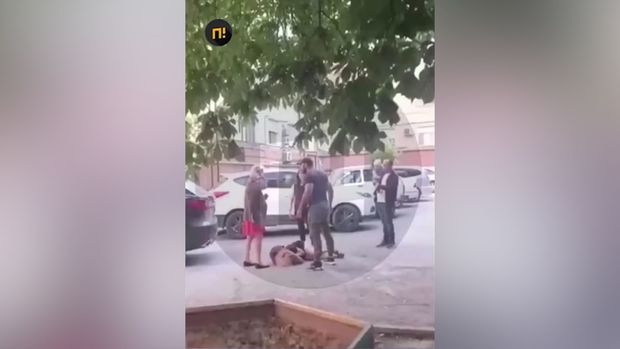 Hamilə həyat yoldaşının gözü qarşısında başqa qadını amansızcasına döydü - VİDEO