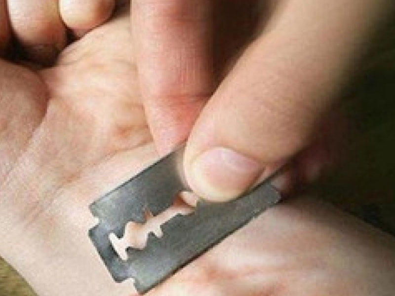 18 yaşlı oğlan ülgüclə qollarını doğradı