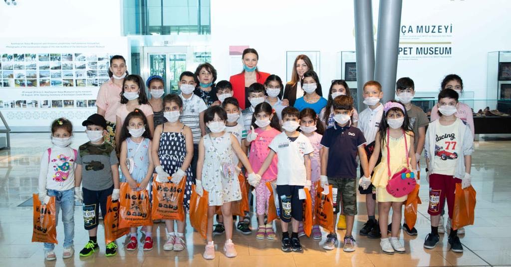 Qənirə Paşayeva uşaqlarla birgə “Xalça Muzeyi”ni ziyarət edib