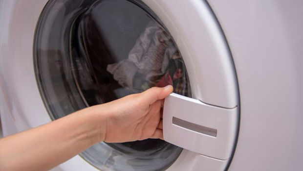 Üç yaşlı uşağı 90 dəqiqə paltaryuyan maşında saxlayan ata həbs olundu