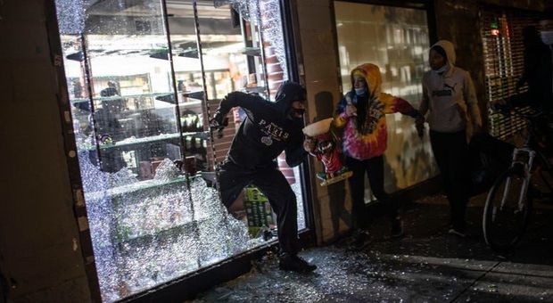 Nyu-Yorkda mağazalar, ticarət mərkəzləri talan edilir - VİDEO