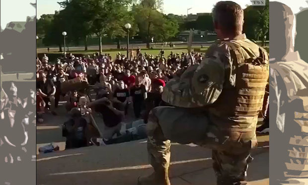 ABŞ-da hərbçilər aksiyaçılarla həmrəylik nümayiş etdirib - VİDEO