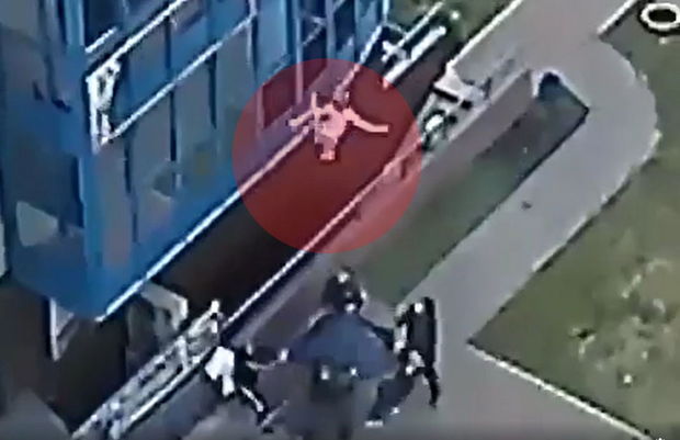 Pəncərədən yıxılan qadını qonşular xilas etdi - VİDEO