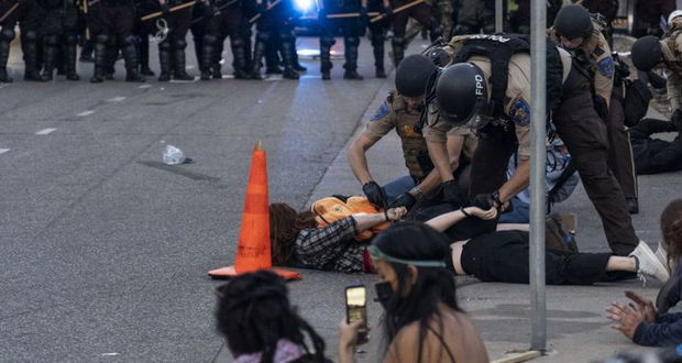 ABŞ-da aksiyaları işıqlandıran jurnalist polislərin hücumuna məruz qaldı - FOTO/VİDEO