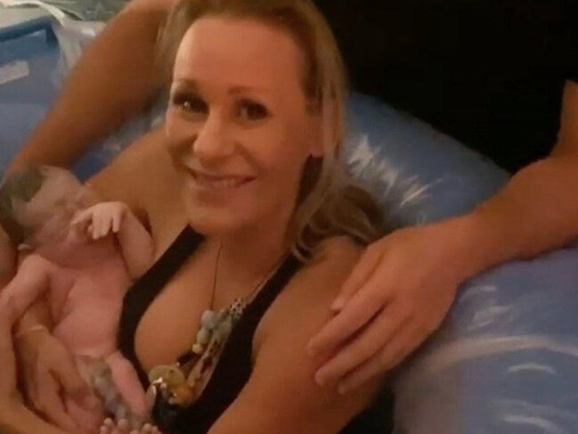 Qadın Instagramda canlı yayım açıb, uşaq doğdu