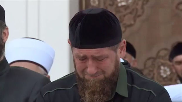 Kadırov məsciddə göz yaşlarına boğuldu – VİDEO