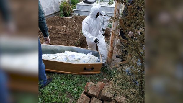 Ölkədə koronavirusdan ölənlərin dəfni xüsusi qaydalarla həyata keçirilir — VİDEO