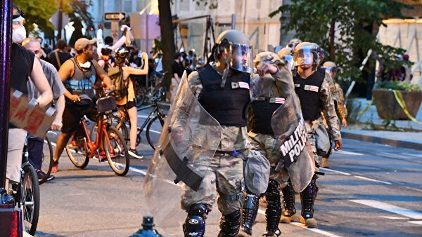 Протестующие вышли к зданию Конгресса США