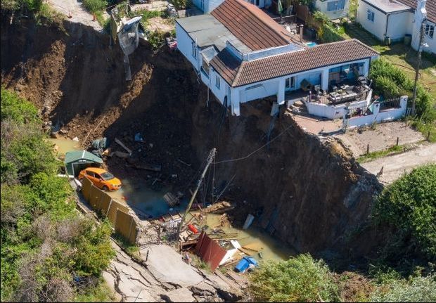 Семья чудом избежала смерти при падении дома с обрыва