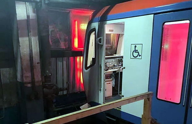SON DƏQİQƏ: Metroda qəza: Qatar tunelin divarına çırpıldı - FOTO