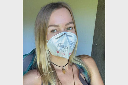 Порноактрису выгнали из самолета за публичное выступление перед пассажирами