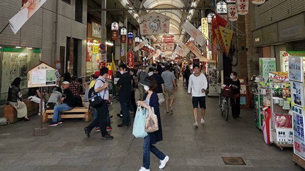 В Японии с наступлением жары призывают снимать медмаски на улице