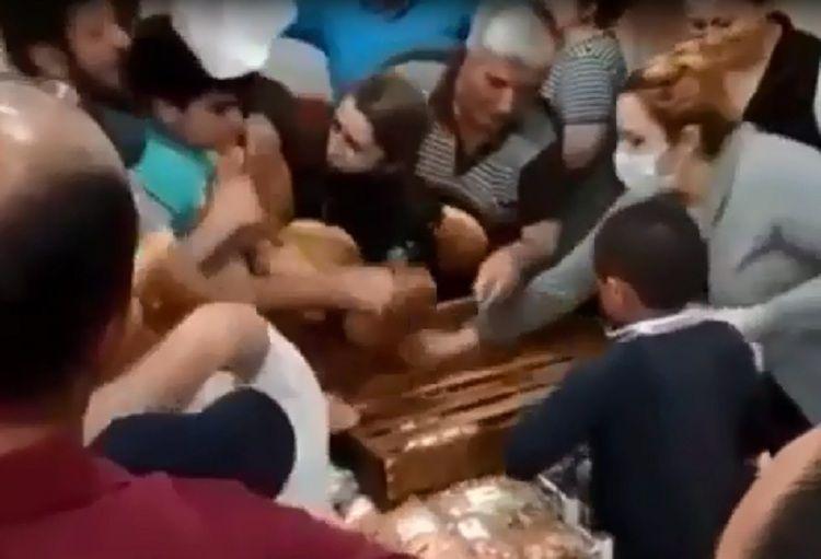 Bakıda mağazada çörək üstündə əlbəyəxa dava düşdü - VİDEO