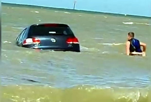 Dalğalar maşını dənizə sürüklədi - VİDEO