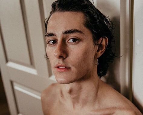 Azərbaycanlı aktyor yarıçılpaq şəklini paylaşdı, evlilik təklifi aldı - FOTO