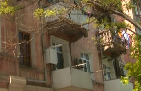 Sevgilisindən hamilə qalan 19 yaşlı qız doğduğu körpəni 3-cü mərtəbədən atdı - FOTO