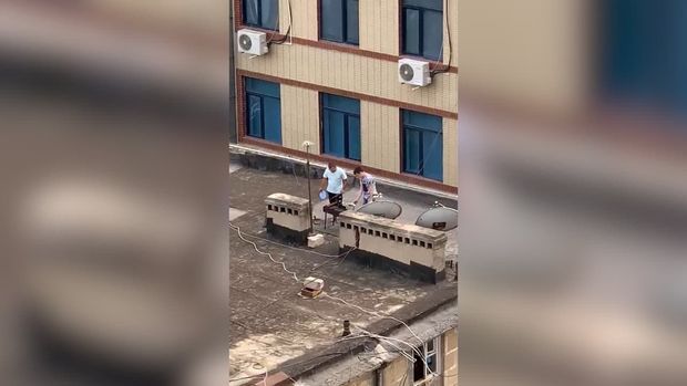 Bakıda evdən çıxmaq yasaqlandı, binanın başında manqal qaladılar - VİDEO