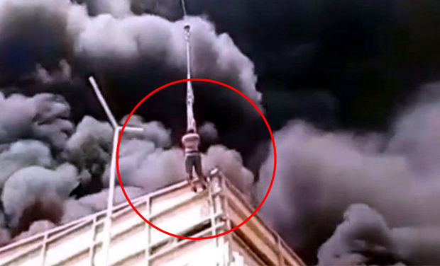 Qaldırıcı kran sürücüsü kişini yanmaqdan son anda xilas etdi - VİDEO