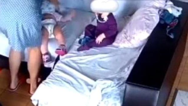 Ukraynada uşaq bağçasında dəhşət: Tərbiyəçi körpəni yastıqla boğub öldürdü - VİDEO