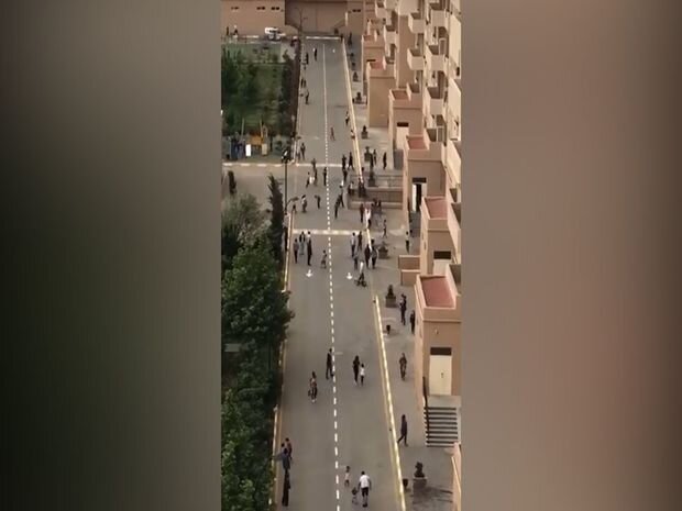 Трагикомичный случай в Баку: Завидев полицию, нарушители карантинного режима разошлись по домам - ВИДЕО