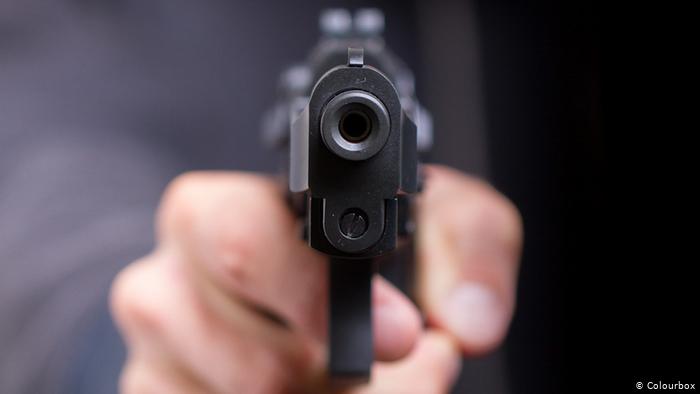 Paytaxtda ŞOK OLAY: evindən atəş açıb polisi güllələdi