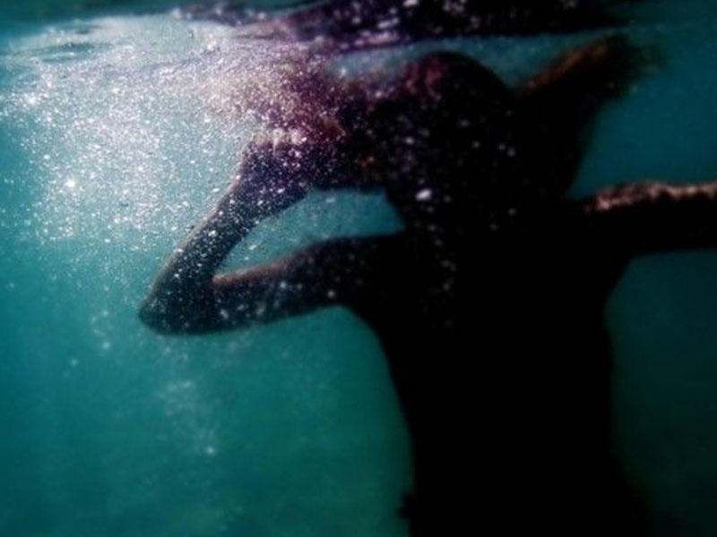 9-cu sinifdə oxuyan qız özünü Kürə atdı