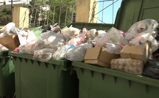 Sərt karantinə görə üstündə dava salınan çörəklər zibil yeşiklərində - VİDEO