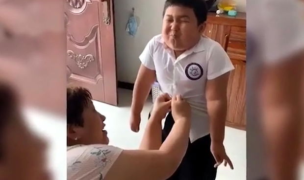 Karantində kökələn uşağın məktəbli formasını geyinmə cəhdi güldürdü - VİDEO