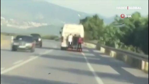 “Rolik” sürən gənclərin təhlükəli əyləncəsi - VİDEO