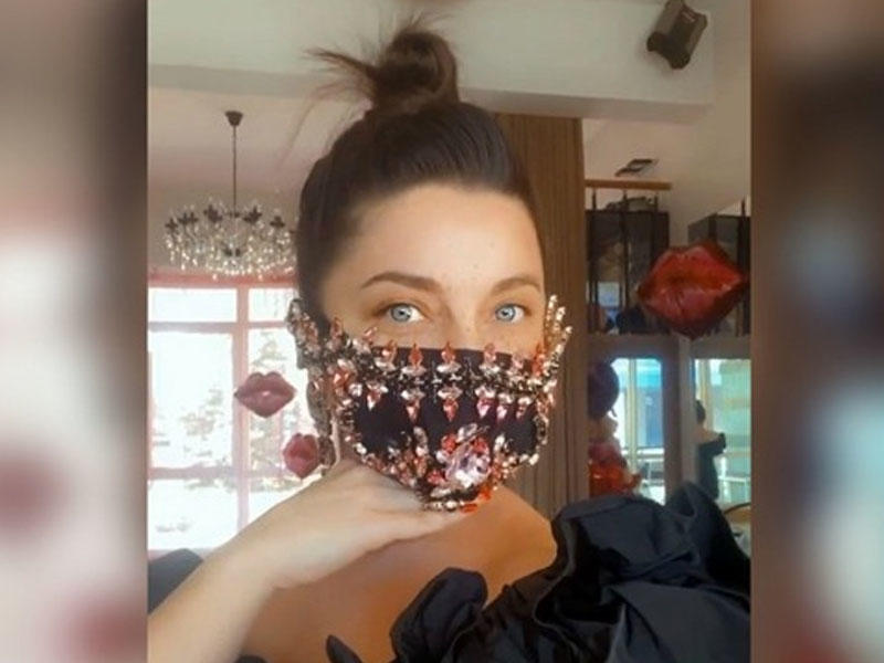 Əməkdar artist 350 minlik maskasına görə tənqid olundu - VİDEO