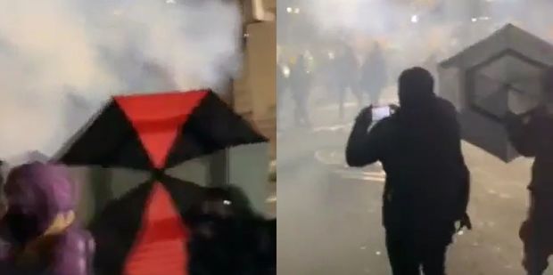 ABŞ-da etiraz aksiyasının iştirakçıları özlərini çətirlərlə müdafiə etdilər - VİDEO