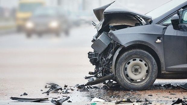 В Самухе Mercedes врезался в забор, есть пострадавшие