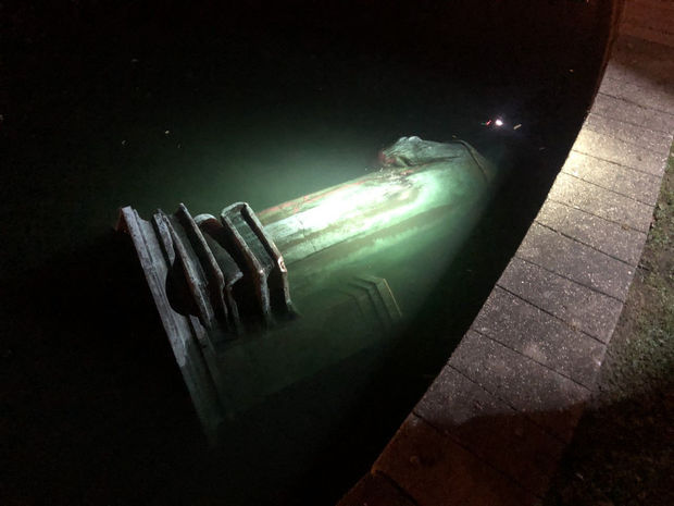 ABŞ-da etirazçılar Kolumbun heykəlini uçurdular - VİDEO