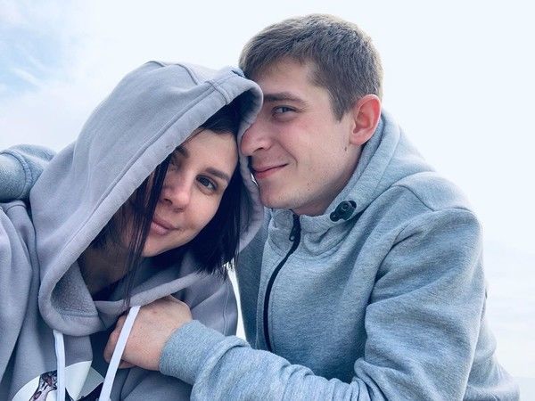 Rusiyalı bloqer ögey oğlundan hamilə qaldı - FOTO