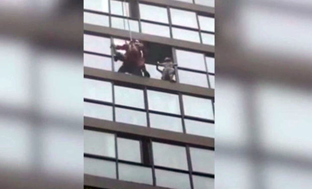 13-cü mərtəbədən yıxılan beş yaşlı qız 40 metr hündürlükdə eyvandan yapışdı - VİDEO