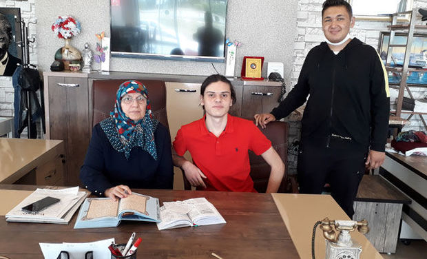 68 yaşlı qadın nəvələri ilə birlikdə universitetdə təhsil alır