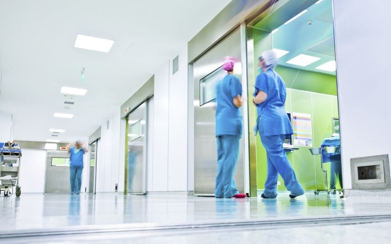 Şəkidə xəstəxanaya basqın edildi — İki tibb bacısı xəsarət aldı