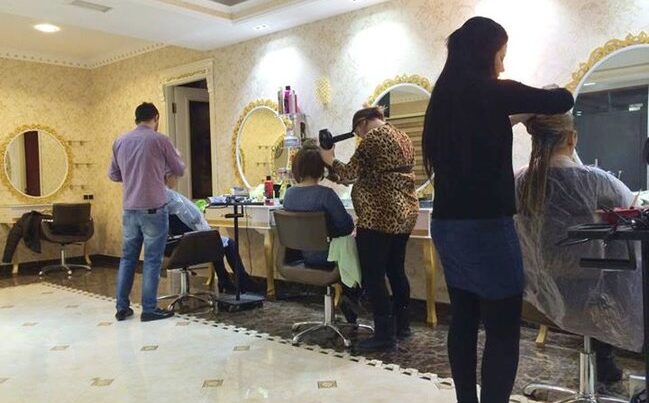 Bərbər maskanı görün harasına taxdı - Azərbaycanda - VİDEO