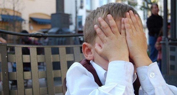 Otağa girən qadın ərinin dörd yaşlı oğluna təcavüz etdiyinin şahidi oldu - VİDEO