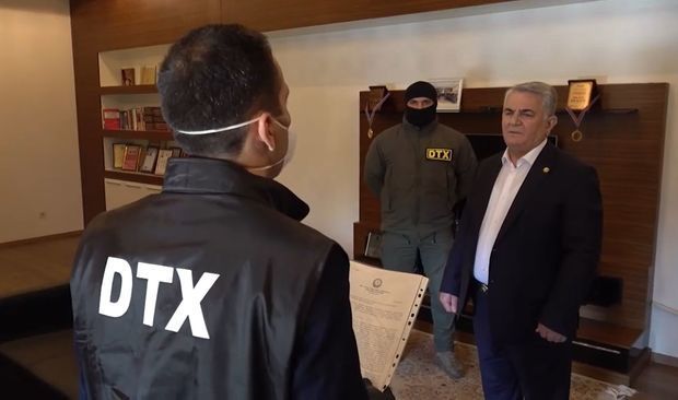 Həbsdə olan icra başçısı məhkəməyə gətirildi