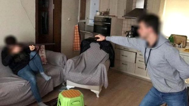 Yeniyetmələrin sosial şəbəkədə silahla şəkil paylaşmaq həvəsi ölümlə nəticələndi - FOTO