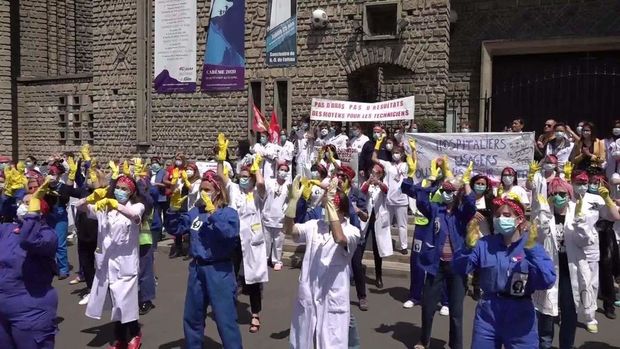 Fransada tibb işçilərindən qəribə etiraz: Rəqs edərək tələb etdilər - VİDEO